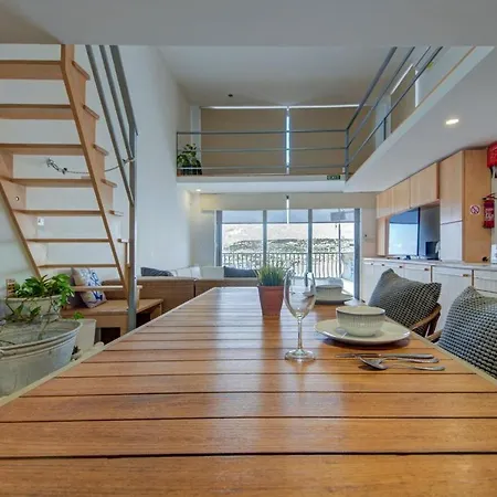 Seafront Penthouse 아파트 멜리에하
