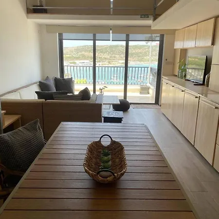 Seafront Penthouse By Homely Appartement