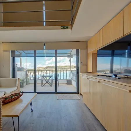 Seafront Penthouse Mellieħa